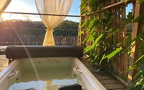 Chalé Makar - Hidromassagem com água de cachoeira e aquecida a 40 graus