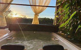 Chalé Makar - Hidromassagem com água de cachoeira e aquecida a 40 graus